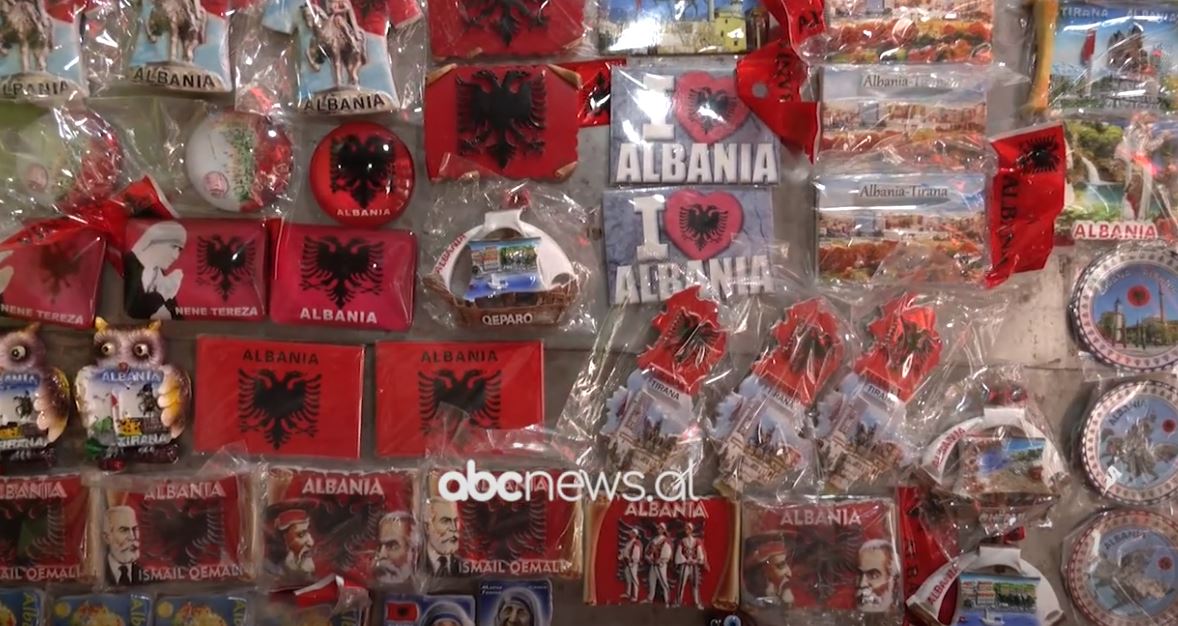 Suveniret, të huajt dhe emigrantët marrin kujtime nga Shqipëria