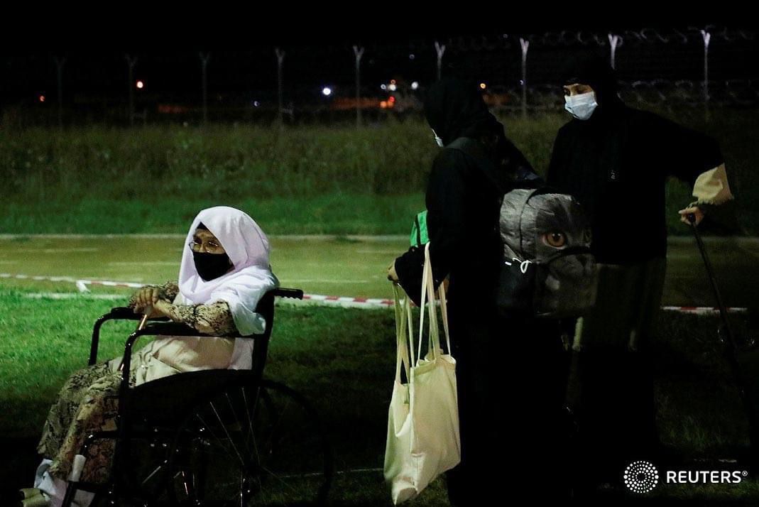 FOTO/ Reuters raporton mbërritjen e 121 afganëve në Shqipëri: Gra, fëmijë e foshnje
