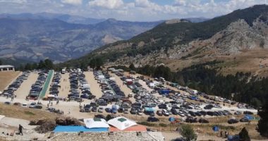 Mijëra besimtarë në Tomor, pelegrinazhi nis me këngë, Baba Mondi: Lutemi të largohet COVID