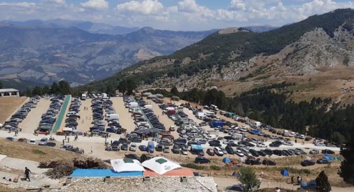 Mijëra besimtarë në Tomor, pelegrinazhi nis me këngë, Baba Mondi: Lutemi të largohet COVID