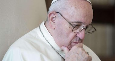 Zarf me tre plumba, kërcënohet Papa Françesku