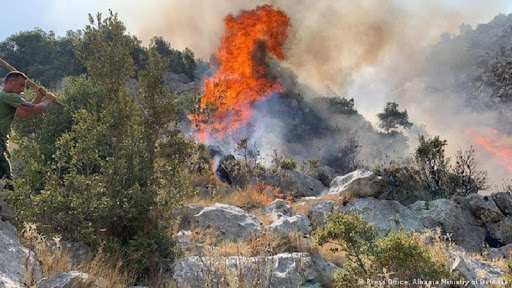 Situata në Majën e Rrunës, Mbrojtja Civile: Vatra ende problematike, vazhdojnë të digjen trungje