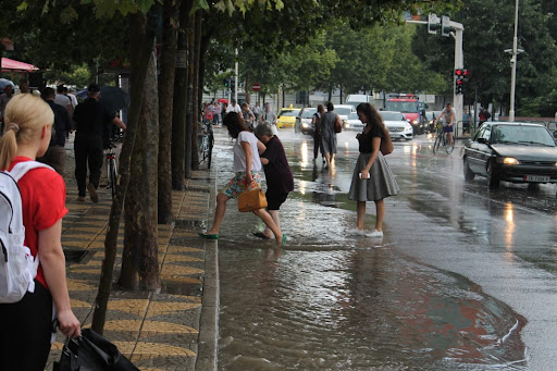 Shi dhe vranësira në të gjithë vendin, ulen temperaturat