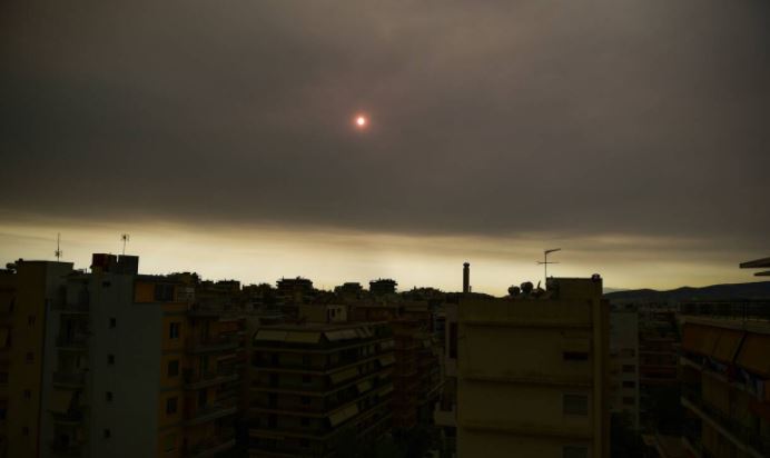 Dita bëhet natë në Greqi, fenomeni i pazakontë prej zjarreve