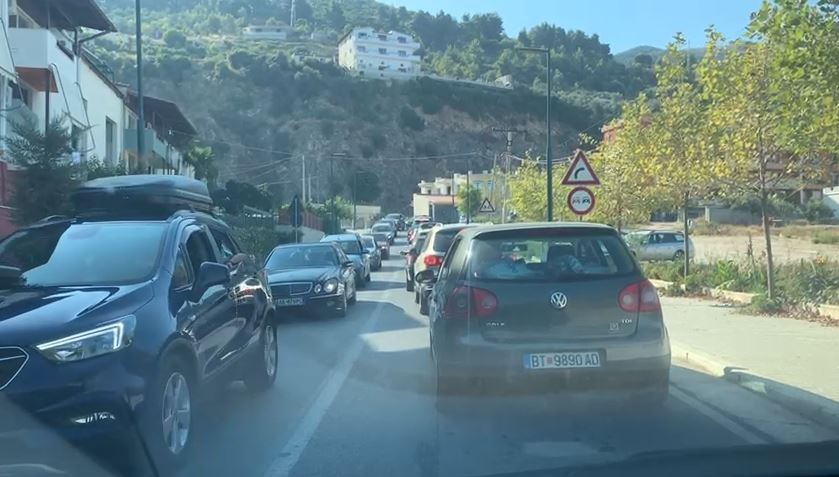 Pushuesit dynden drejt bregdetit, trafik i rënduar në Vlorë