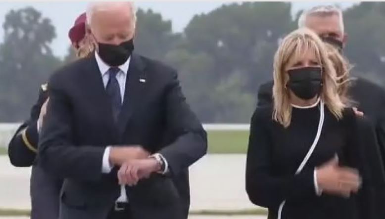 Kritika për Biden, presidenti shikoi orën në ceremoninë për ushtarët e vrarë