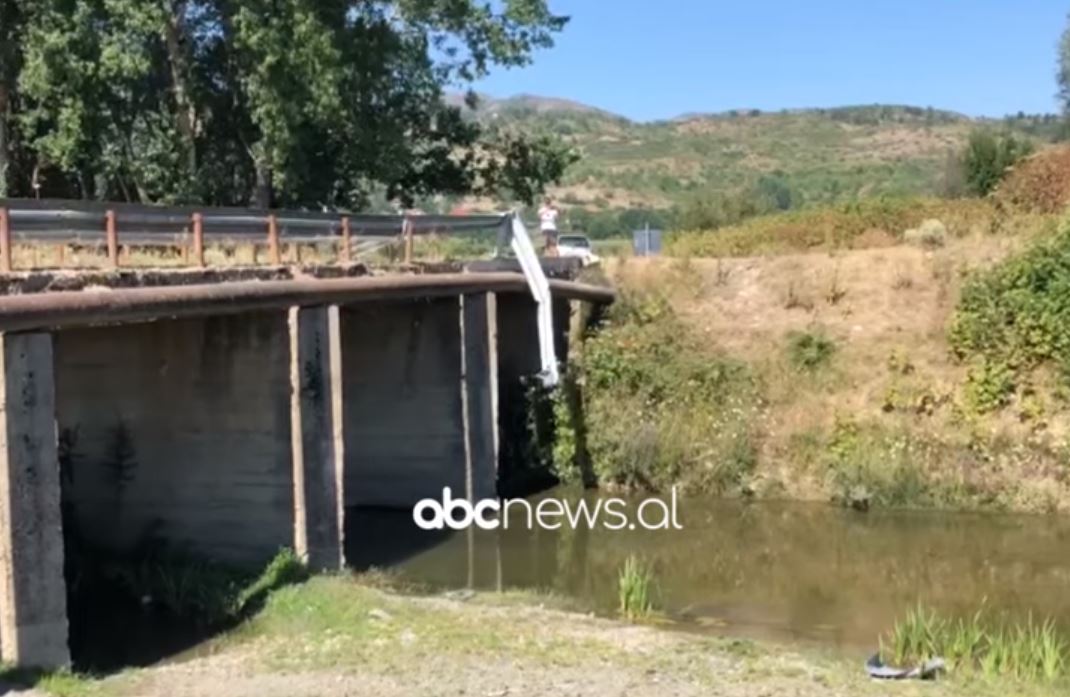 Shoferi në Korçë humb drejtimin e mjetit e bie nga ura, ndërron jetën pasagjeri