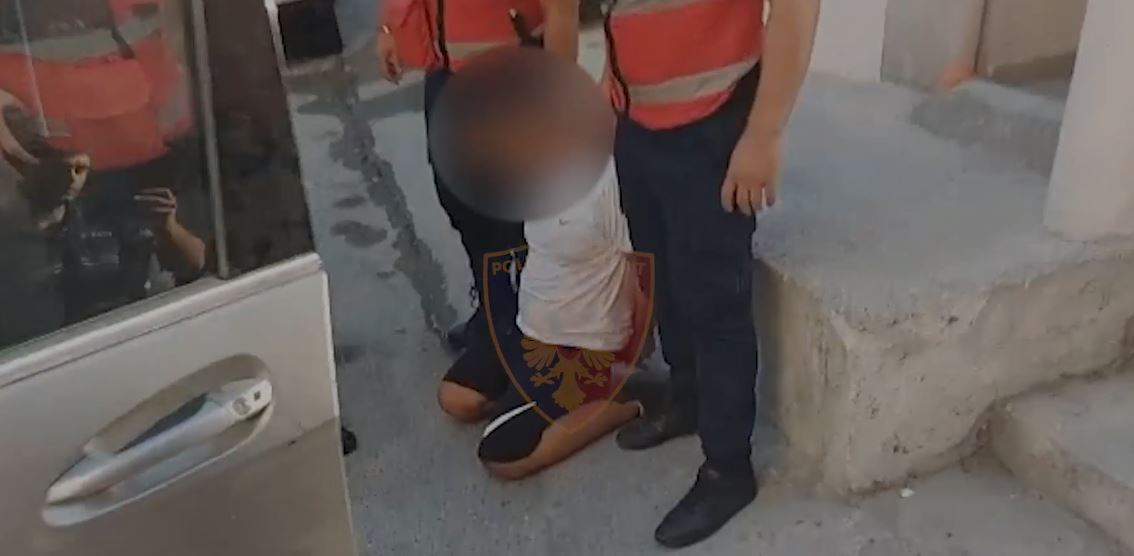 Heroinë, kokainë dhe para në makinë, policia “gjunjëzon” 21-vjeçarin në Durrës