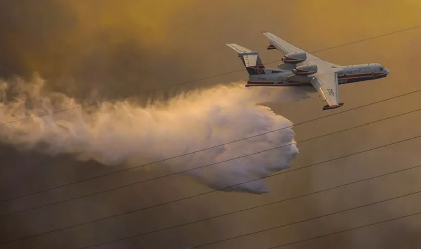 Njihuni me “gjigantin rus” që po lufton me flakët në Greqi