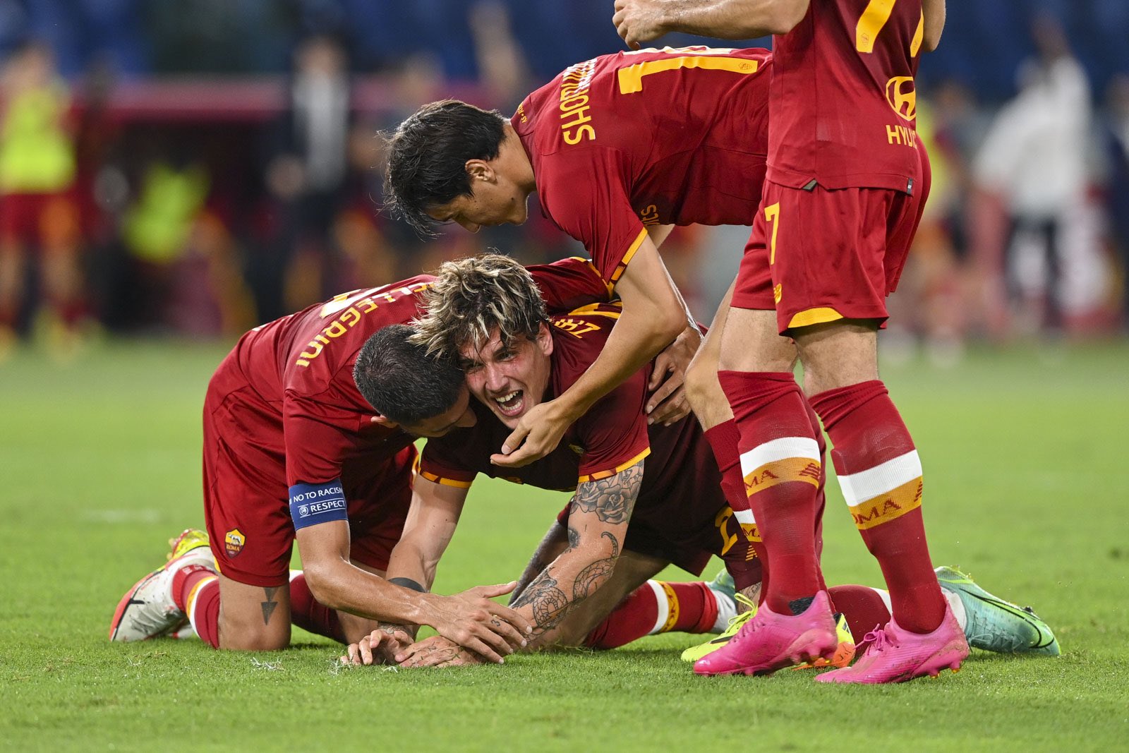 VIDEO/ Gol, lot e brohoritje: Roma feston për kualifikimin dhe Zaniolon