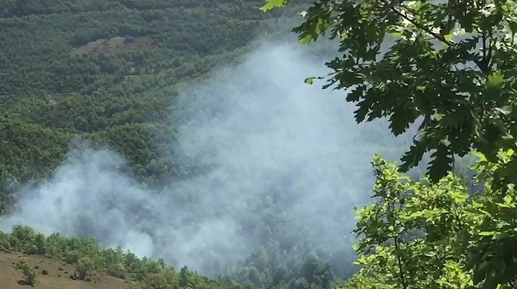 Ende problematike vatra në Majën e Rrunës, kërkohet sërish ndërhyrja e helikopterit