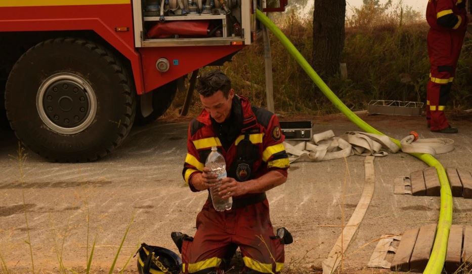 Zyrtarët grekë mbrojnë operacionin e zjarrfikësve për shuarjen e flakëve