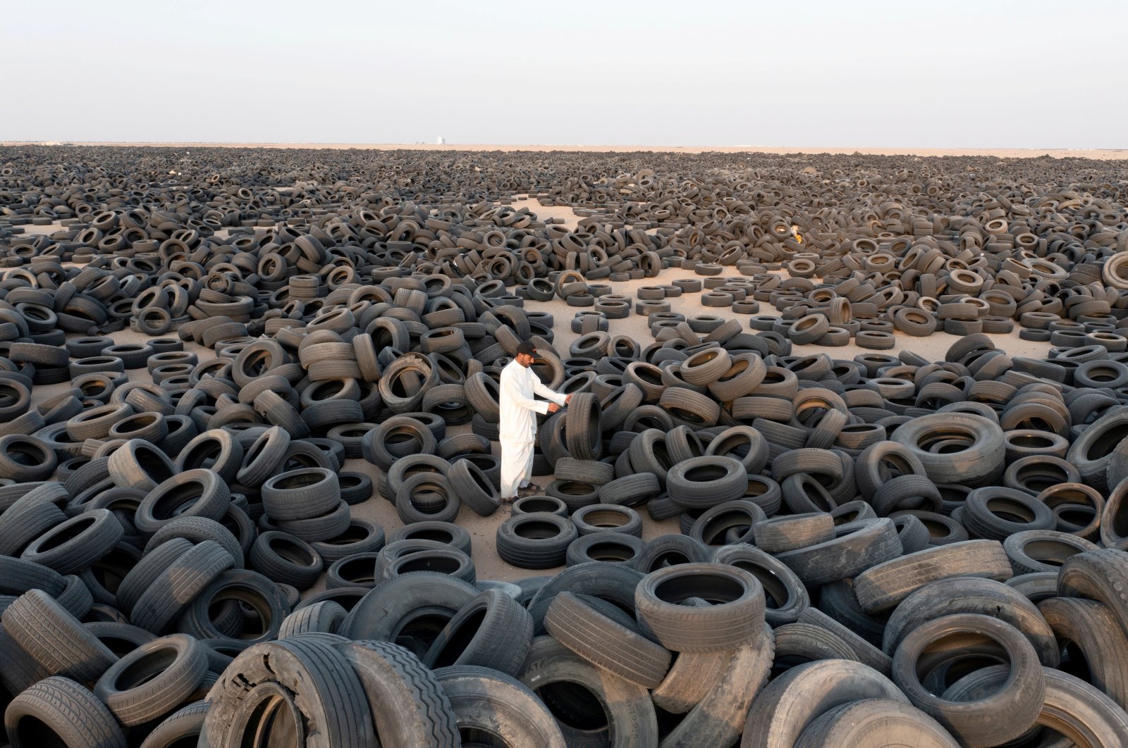 Kuvajti fillon të riciklojë një nga varrezat më të mëdha të gomave në botë