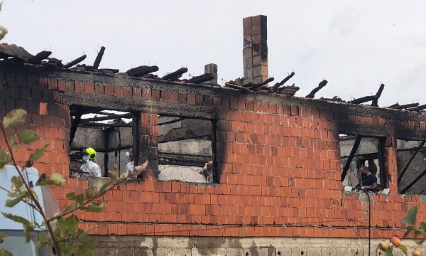 Humbën jetën dy fëmijë, zjarri në shtëpinë në Gjakovë dyshohet se u shkaktua nga energjia elektrike