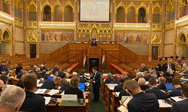 Konjufca mban fjalim në parlamentin e Hungarisë, kritikon BE-në për vizat