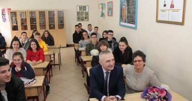 Meta ulet në bankën e parë: Vit të mbarë dhe plot arritje në rrugën e dijes