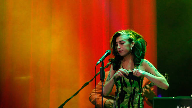 Del në ankand fustani që Amy Winehouse veshi në performancën e saj të fundit