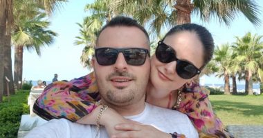 Bashkëshortja e Astrit Ademajt prek me fjalët: Djalin nuk arrite ta përcjellësh në klasë të parë