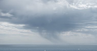 Ditëve të nxehta u vjen fundit, e diela me erë dhe me vranësira, ulen temperaturat