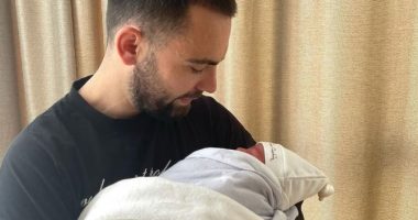 Këngëtari shqiptar bëhet baba për herë të dytë, zbulon emrin e veçantë të të birit