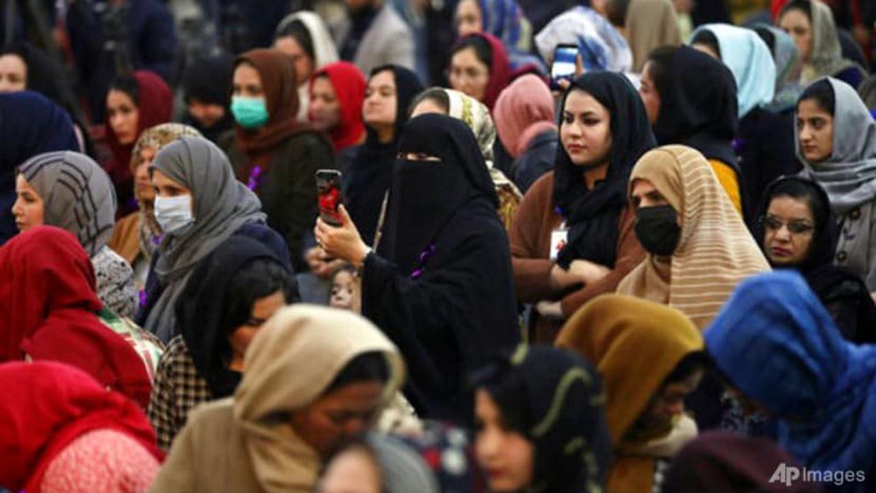 Talebanët asnjë ministre në qeveri: Gratë afgane janë ato që lindin e edukojnë