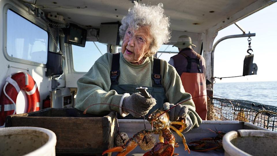 Peshkatarja më e vjetër në botë, kush është 101-vjeçarja që rri gjithë ditën në det