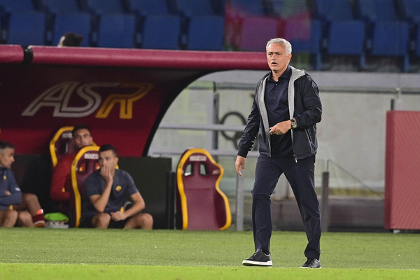 Prestigjozia angleze: PSG në kontakt me Jose Mourinhon
