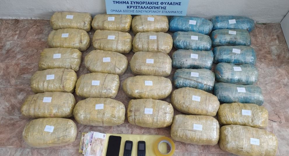 Kaluan kufirin në këmbë me çantat me kanabis në shpinë, arrestohen tre shqiptarë në Greqi