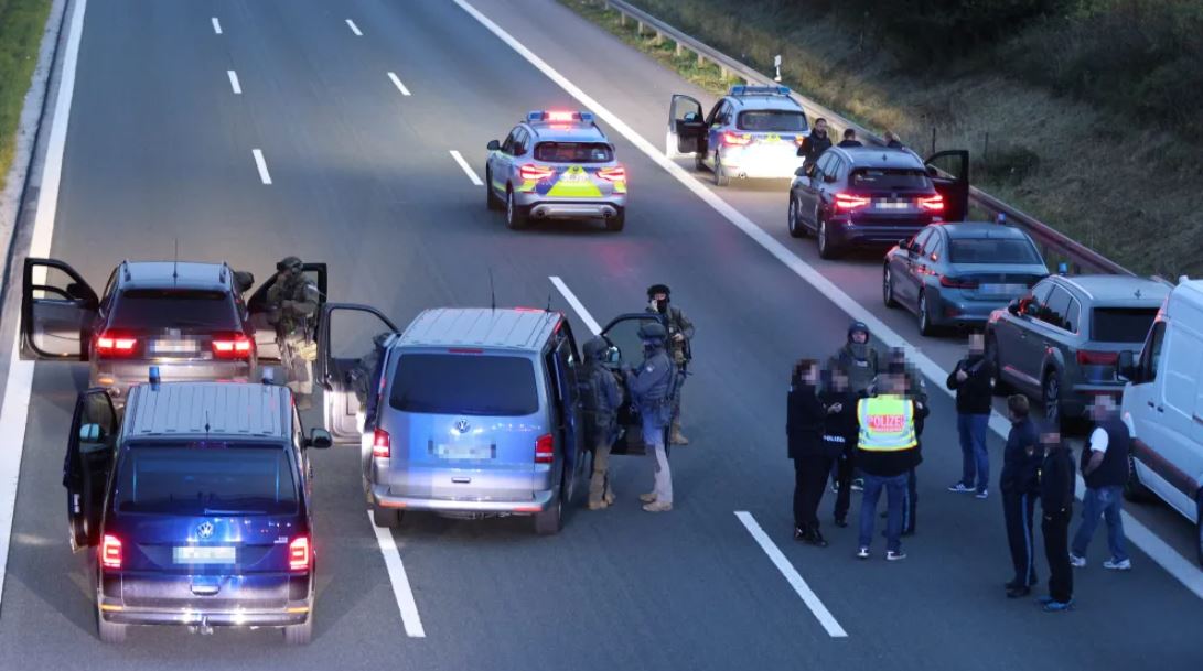 Autobusi ishte nisur drejt Serbisë, lirohen pas disa orësh pengjet në Gjermani, arrestohet autori