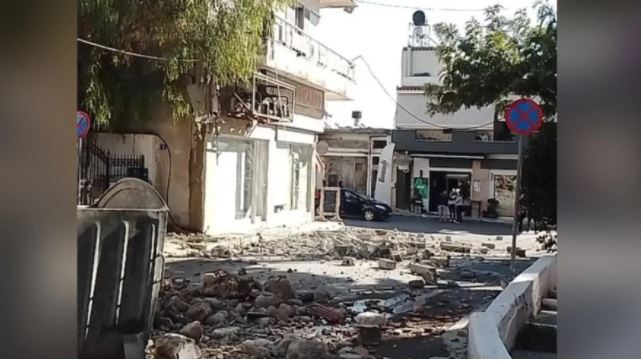 VIDEO/ Një i vdekur dhe 9 të plagosur nga tërmeti në Kretë, pamjet kur makina shkundet pas lëkundjes së fortë