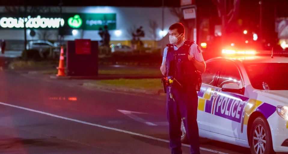 Plagosi me thikë 6 persona në një supermarket, policia ekzekuton agresorin në Zelandën e Re