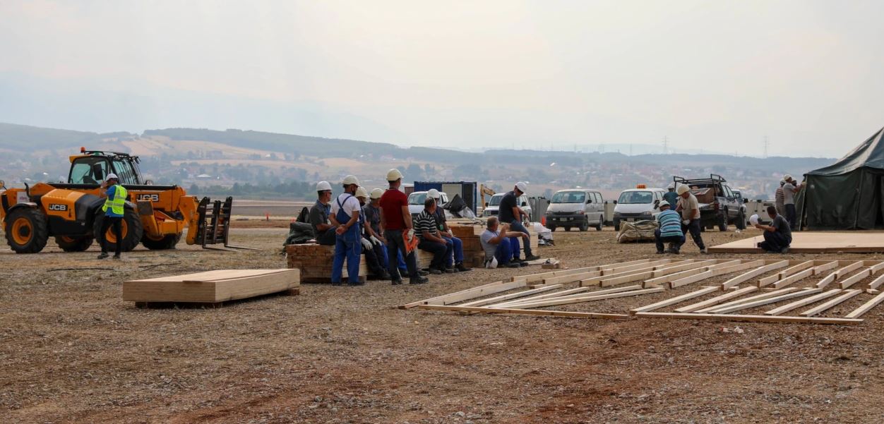 Afganët në Kosovë: Të sigurt e të mbyllur në kampe