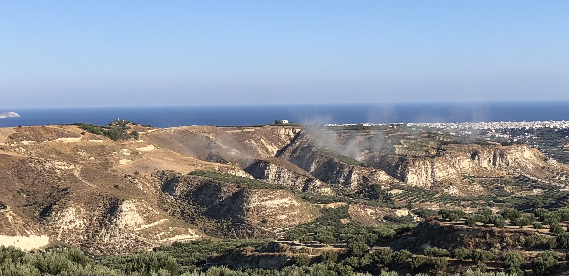 VIDEO/ Tërmeti i fuqishëm në Greqi, tymi mbulon kodrat pranë qytetit, banorët e alarmuar dalin në rrugë