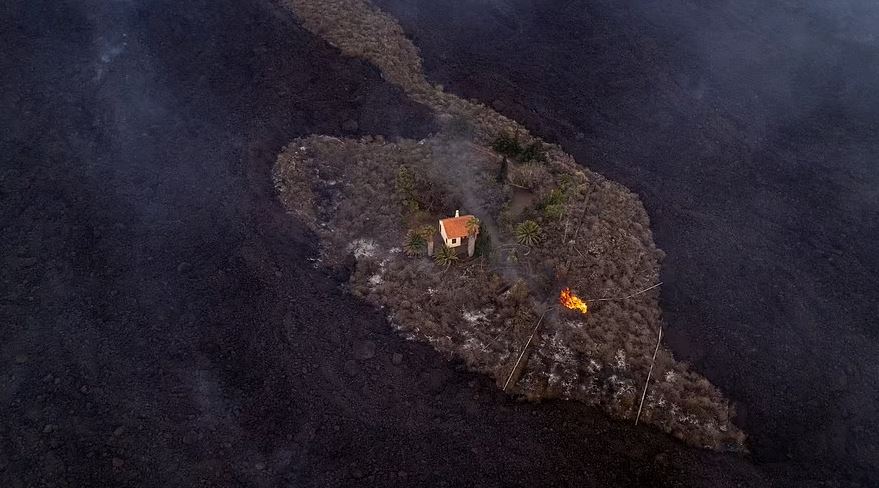 Shpërthimi i vullkanit në La Palma, “shtëpia e mrekullisë” i dorëzohet llavës