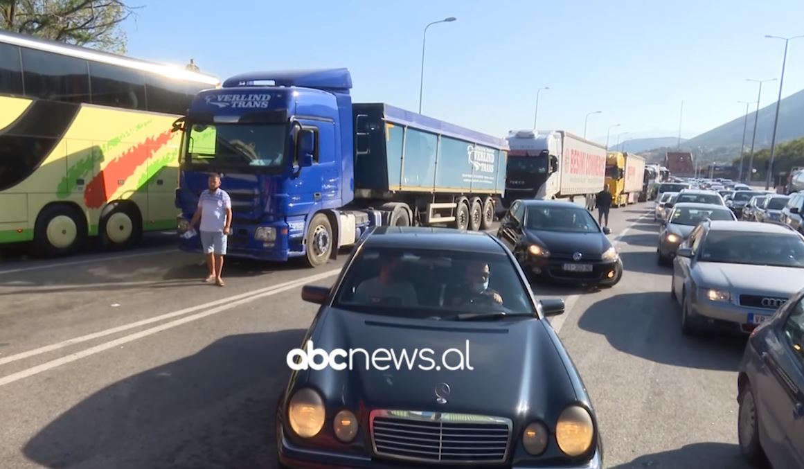 Radhë kilometrike në Morinë, udhëtarët mbi dy orë në pritje për të hyrë në Shqipëri