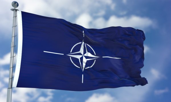 Çështja e targave, NATO kërkon uljen e tensioneve në veri, mesazh Kosovës dhe Serbisë