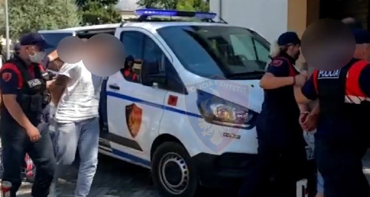 Transportonin emigrantë të paligjshëm, arrestohet gardisti dhe bashkëpunëtori i tij