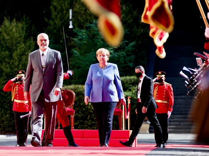 Merkel pritet me ceremoni nga Rama te Pallati i Brigadave