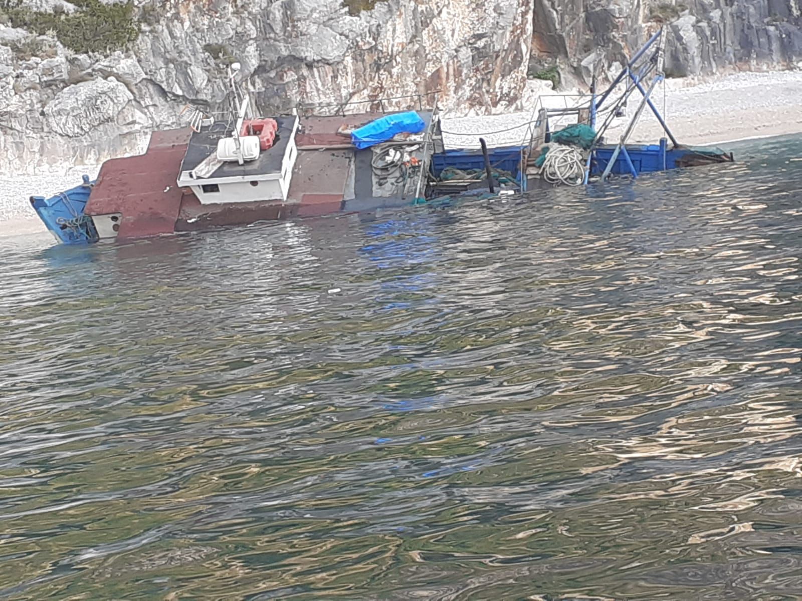 Mbytet peshkarexha në Karaburun, shpëtohen 4 marinarët