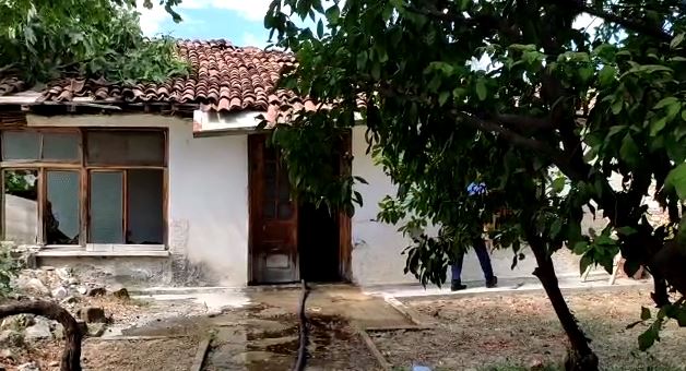 Përfshihet nga flakët një banesë në Elbasan