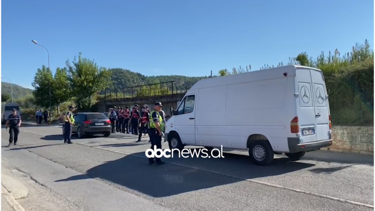 Mbyllet për arsye sigurie kalimi nën urë, banorët në Elbasan në protestë