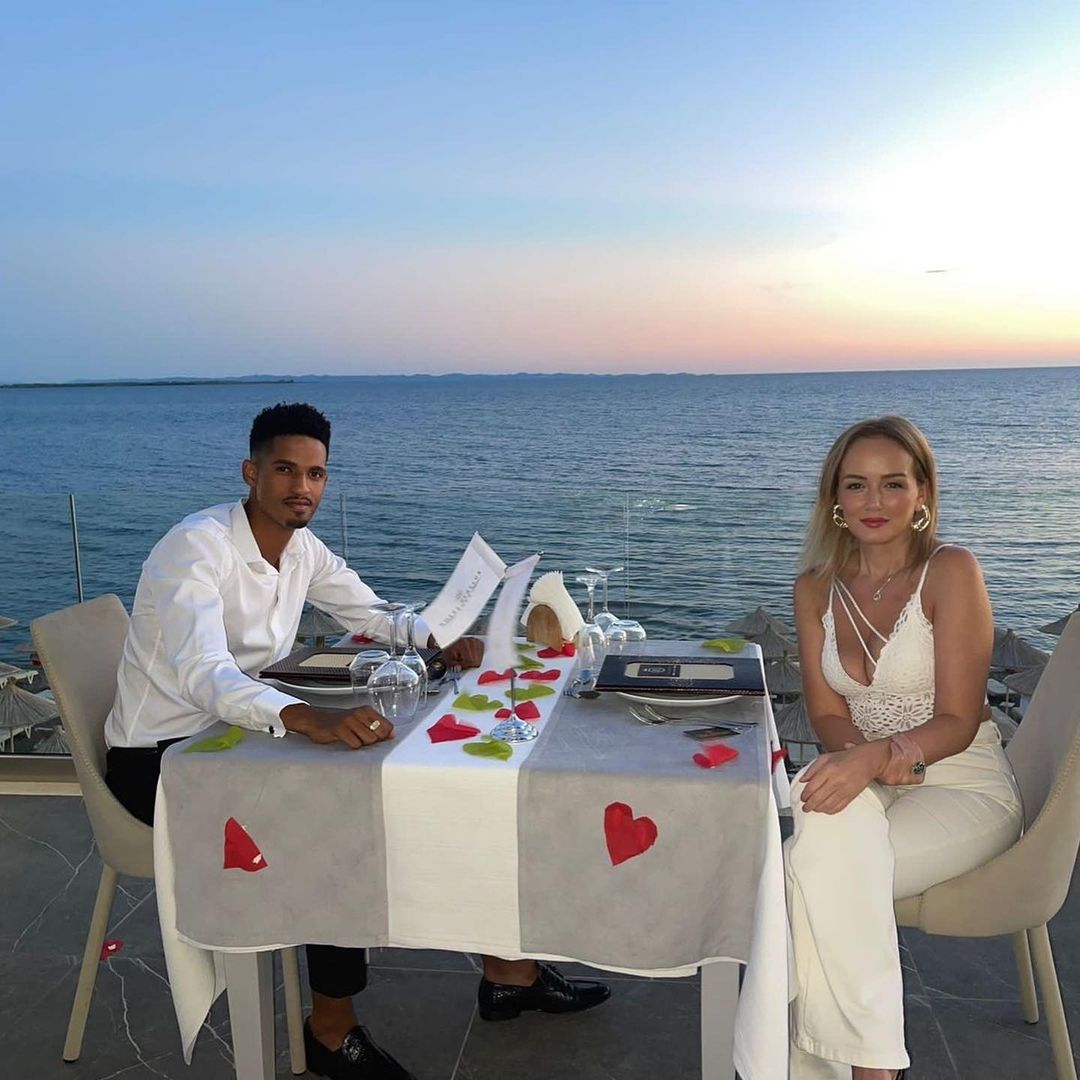 Adriana Matoshi nis pushimet në jug, surprizohet nga partneri 22-vjeçar