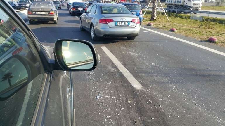 Aksident i trefishtë në autostradën Tiranë-Durrës,  68-vjeçarja përfundon në spital