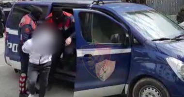 Transportonte emigrantë të paligjshëm, arrestohet 19-vjeçari në Dibër