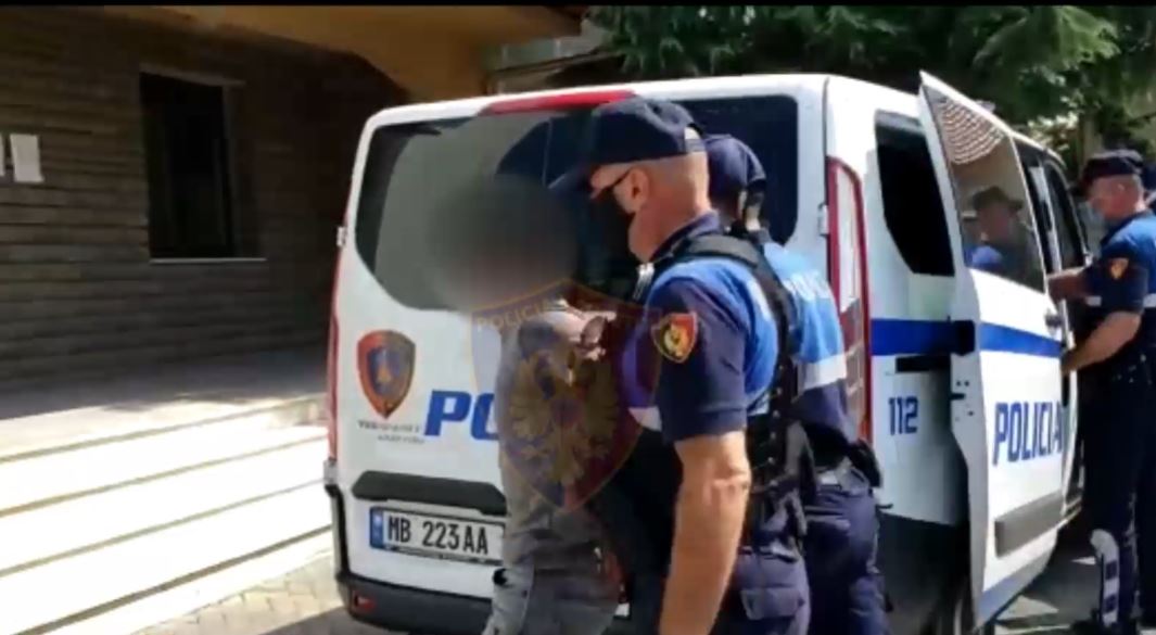 Hodhën armën nga çanta dhe tentuan të arratiseshin me vrap, tre të arrestuar në Vlorë