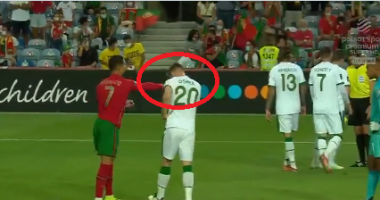 Ky moment ju ka humbur, kundërshtari i heq topin, Ronaldo nuk mendohet dy herë për ta goditur me shpullë (VIDEO)