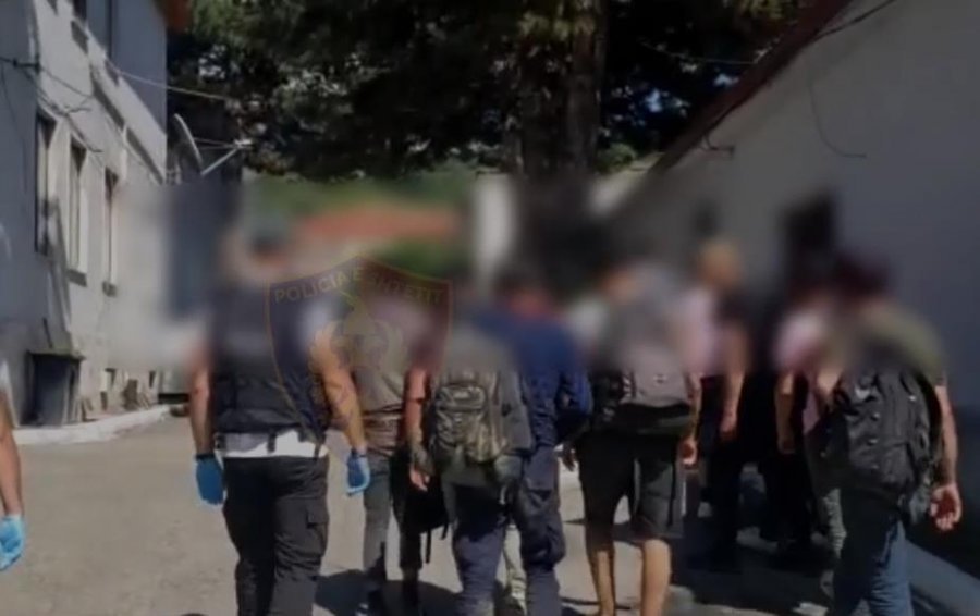 Transportonin 13 emigrantë të paligjshëm, arrestohen dy “taksistët” në Gjirokastër