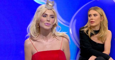 Rrëfehet “Barbie” i Kosheres: Si u bëra pjesë e spektaklit të humorit