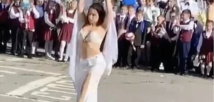 VIDEO/ Mësuesja në Rusi mirëpret fëmijët në shkollë me kërcim sensual, shtangen prindërit