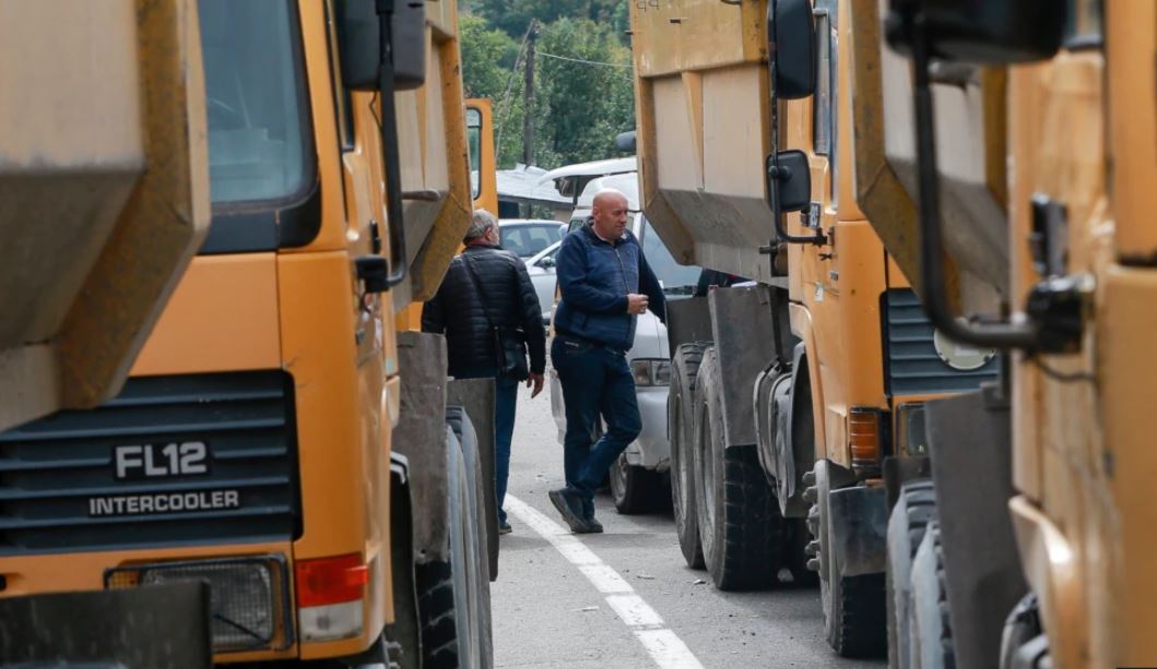 Policia e Kosovës: Bllokadat në veri janë përforcuar me zhavorr